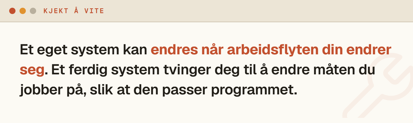 Faktaboks som forklarer at et eget system kan endres når arbeidsflyten endrer seg, mens et ferdig system tvinger deg til å tilpasse deg programmet